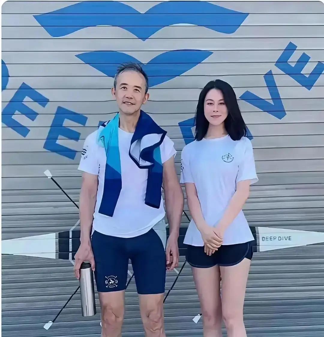 王石飞机上给33岁的田朴珺披外套，这恩爱秀得，可真够打脸的。
七年前，冯伦乱点鸳