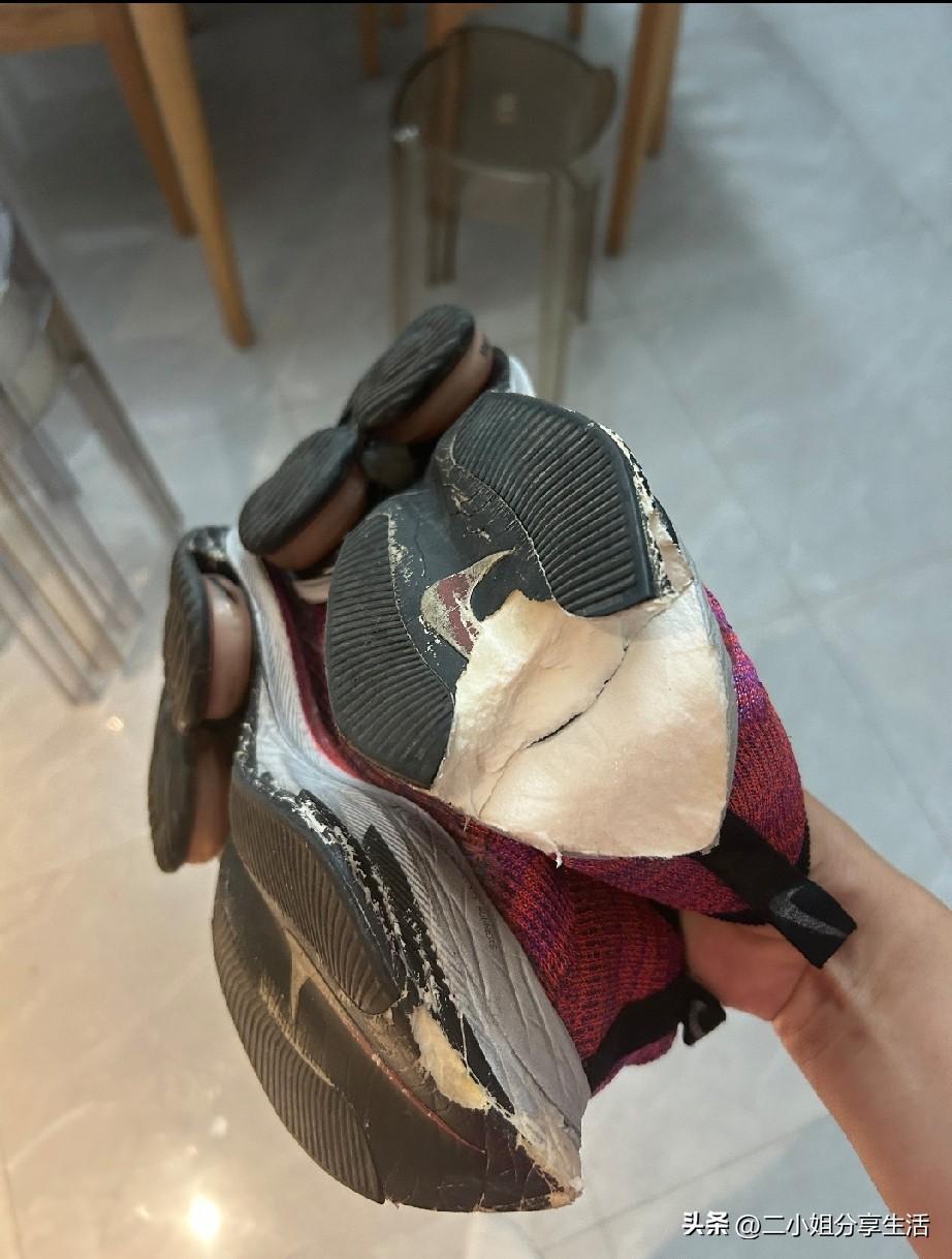 几千块的跑鞋还没跑就碎了，这正常吗