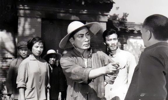 七十年代影片《艳阳天》拍摄了2个版本，第一版拍摄于1972年，可惜没上映，这版本