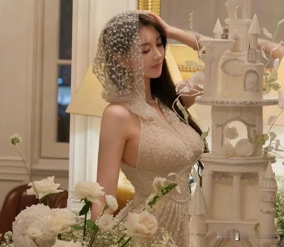 叶柯居然离婚有俩孩子，这都能拿下黄晓明，看来真有过人之处。 ​