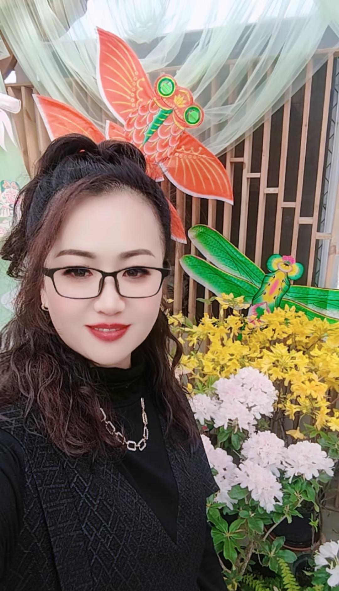 亲爱的老己:今年做个温暖的人，以最大的平静去爱我们不确定的生活，人静，心安，物简