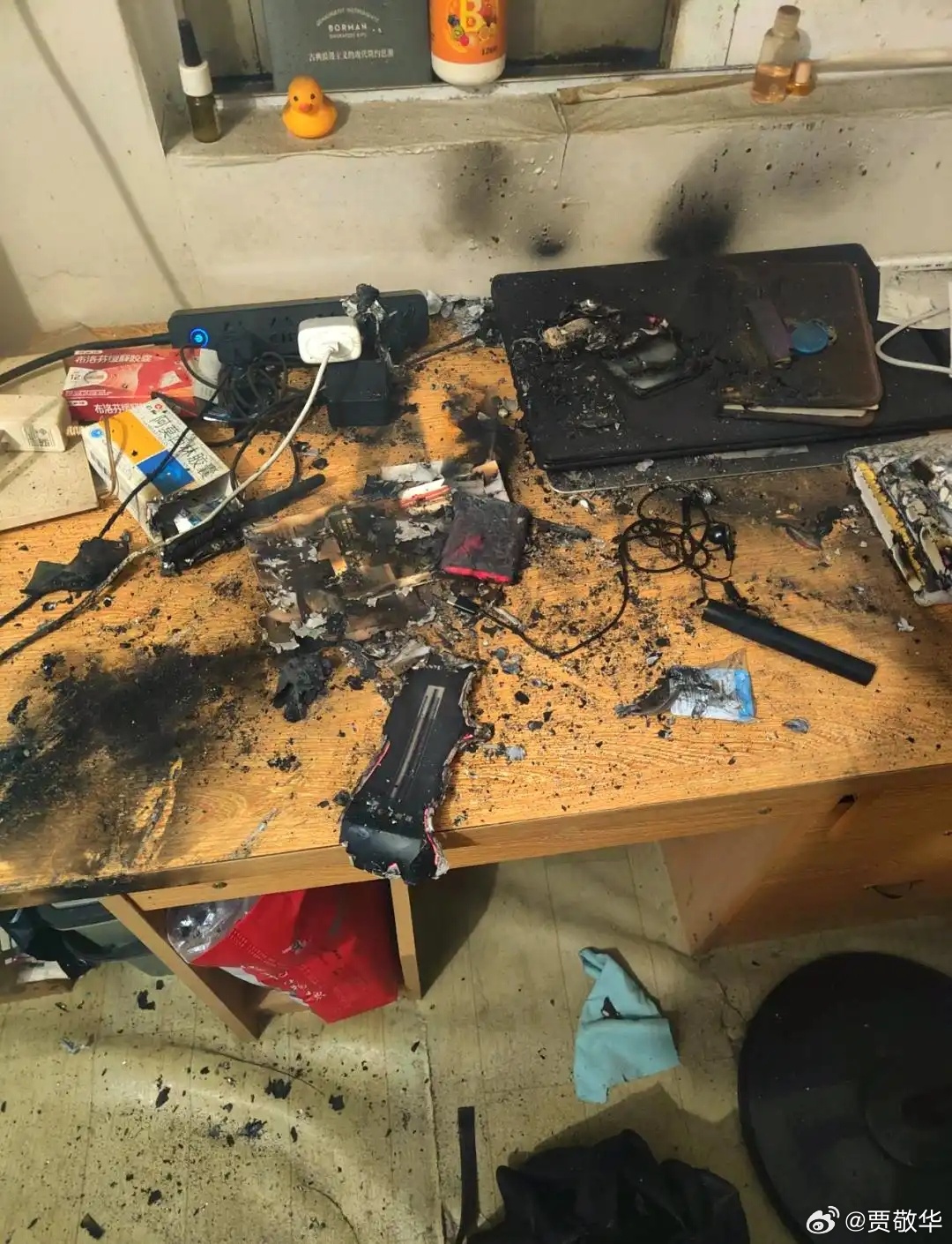 朋友的充电宝起火了，还把桌子上的笔记本电脑给烧坏了。刚才朋友问我，能找手机厂商索