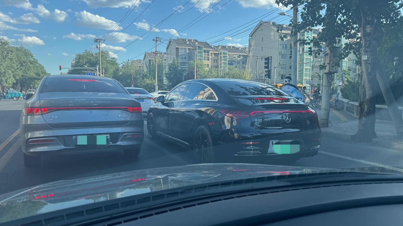 为什么EQE看着不大气？可能是“老外”没整明白中国人买车在看啥

最近看奔驰EQ