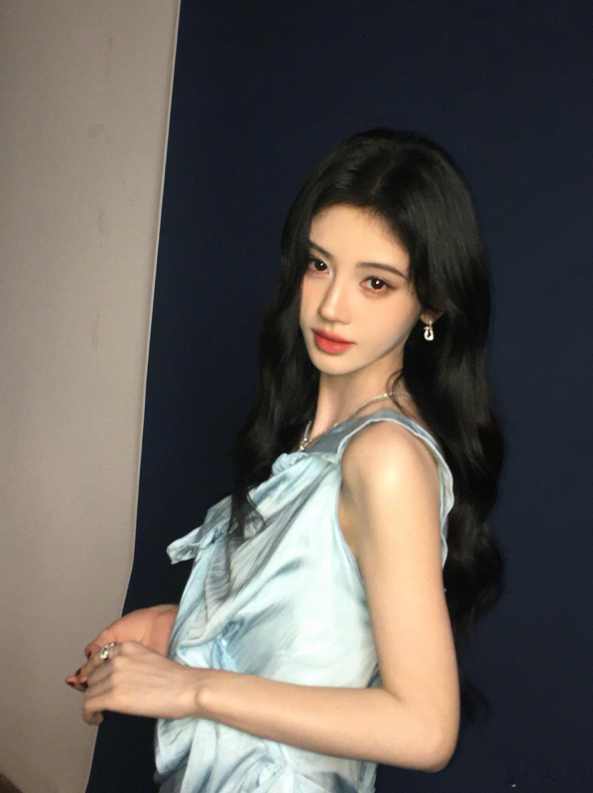 鞠婧祎用震撼来形容的美貌人怎么能美到这种地步……宝蓝色礼裙真的清冷感满满，一次次