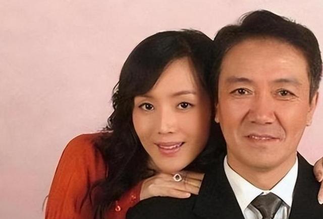 李幼斌的两个儿子，亲儿子李小珂，40岁，没进娱乐圈，在北京做一份普通又稳定的工作