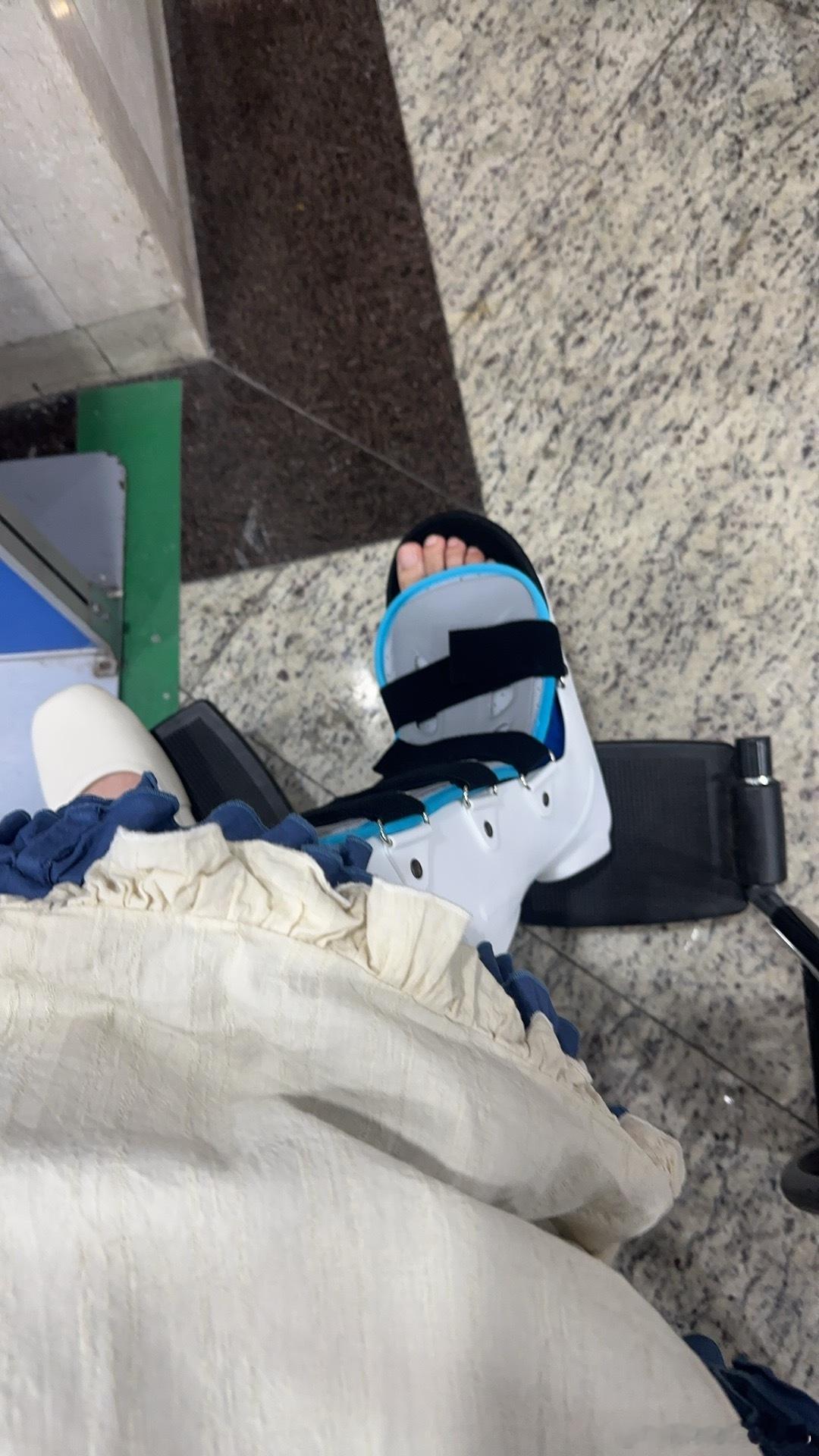 今晚演出出了一些事故，人生第一次骨折了。这个月下个月的演出会受到影响，给大家带来