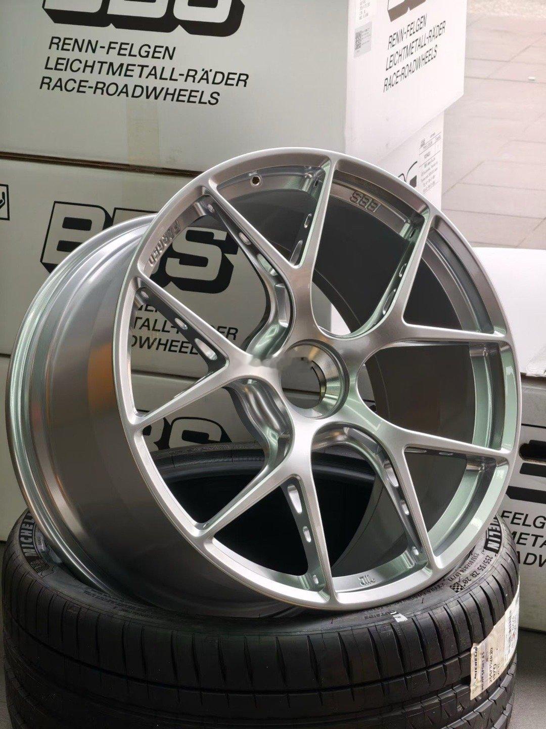 大哥，你的跨年礼物🎁到了保时捷 911 992 Turbos 单孔BBS FI