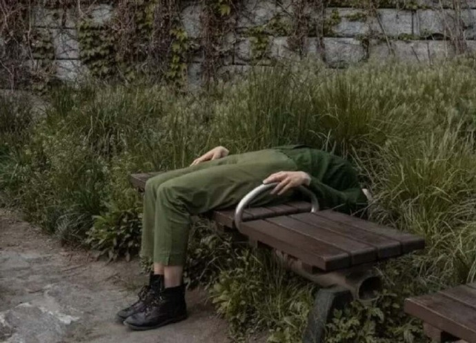 教大家一个解压的方法:“就是尽量让自己忙起来，忙到筋疲力尽，浑身酸痛，再洗个热水