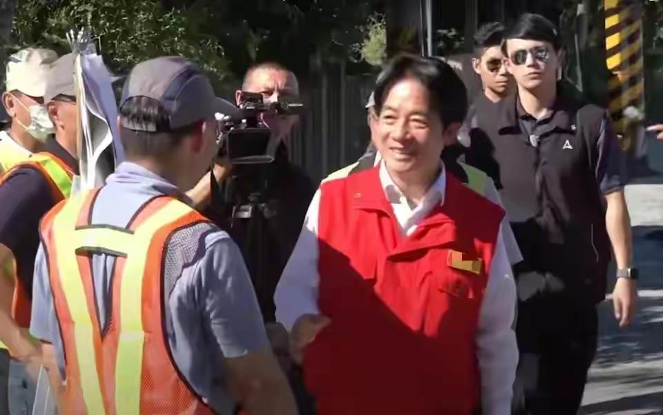 赖清德视察灾区，为什么那么高兴？

太奇怪了，他明明是去视察灾区，去一个死伤惨重