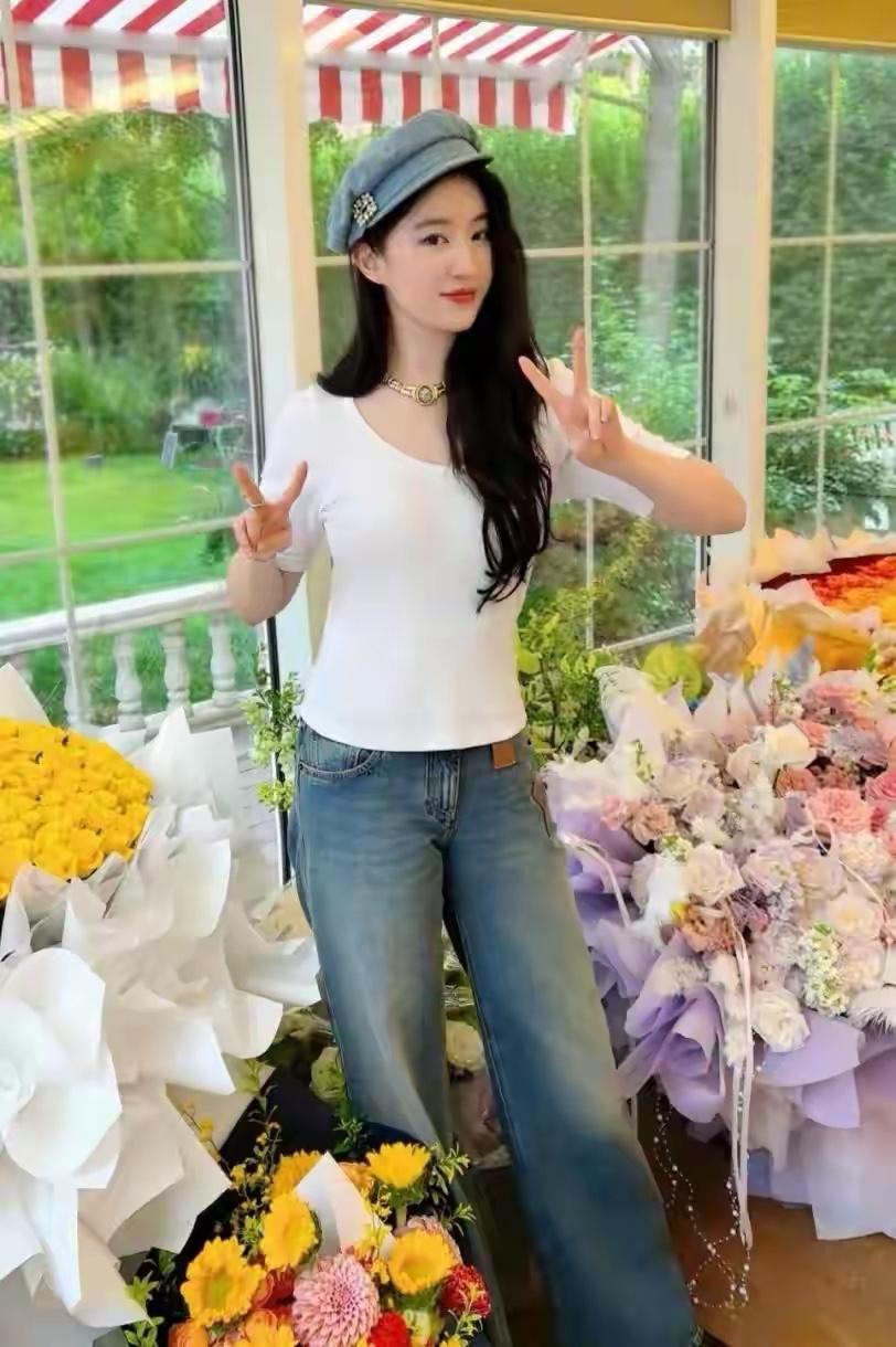 刘亦菲的春日穿搭火出了圈，穿着清爽、干净的她，看上去一点不像38岁，说是28岁估