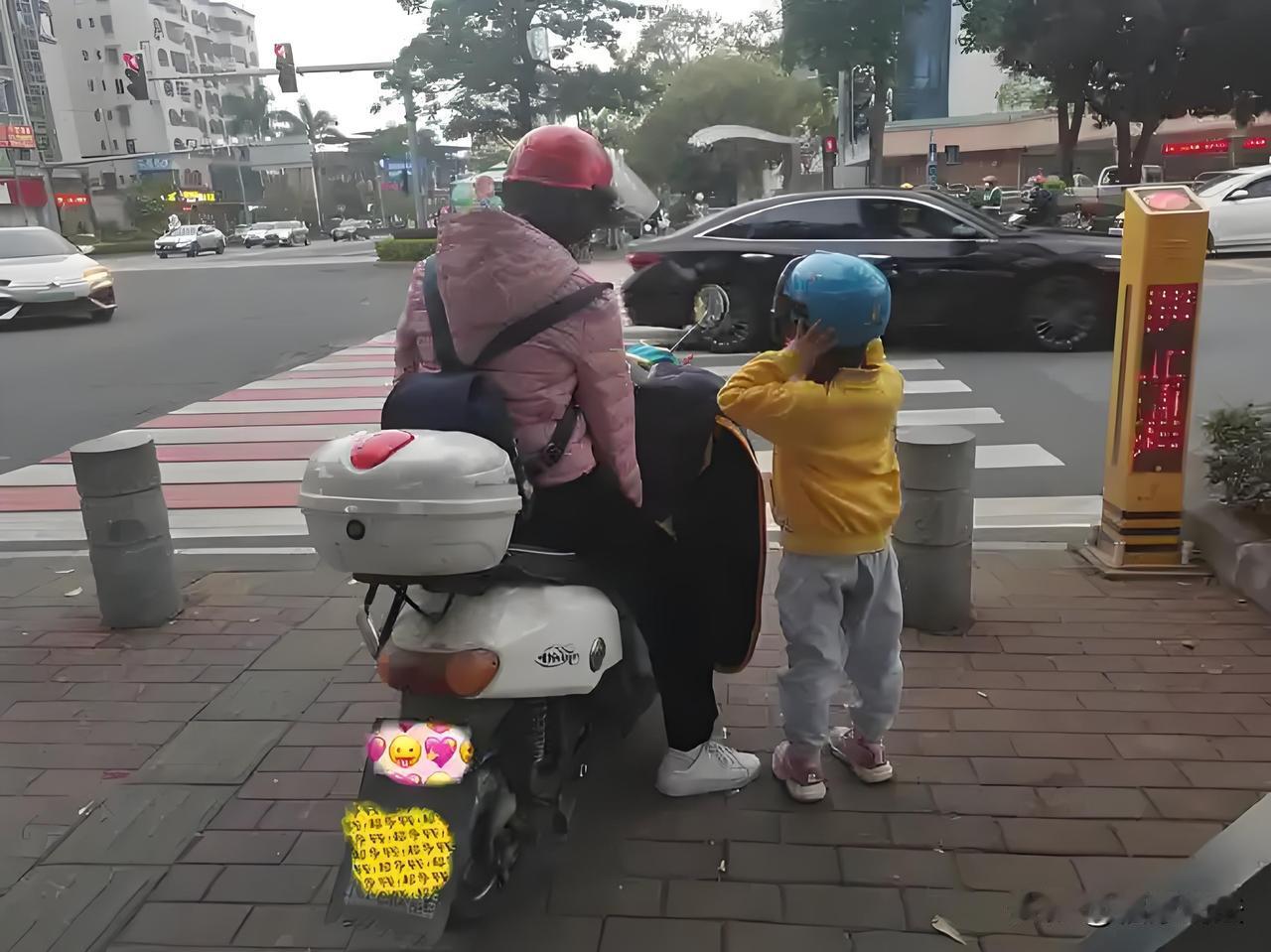 河南新野，老人骑电动车接孙子放学回家，路上，和一骑车男子撞一起，男子受伤后，反手