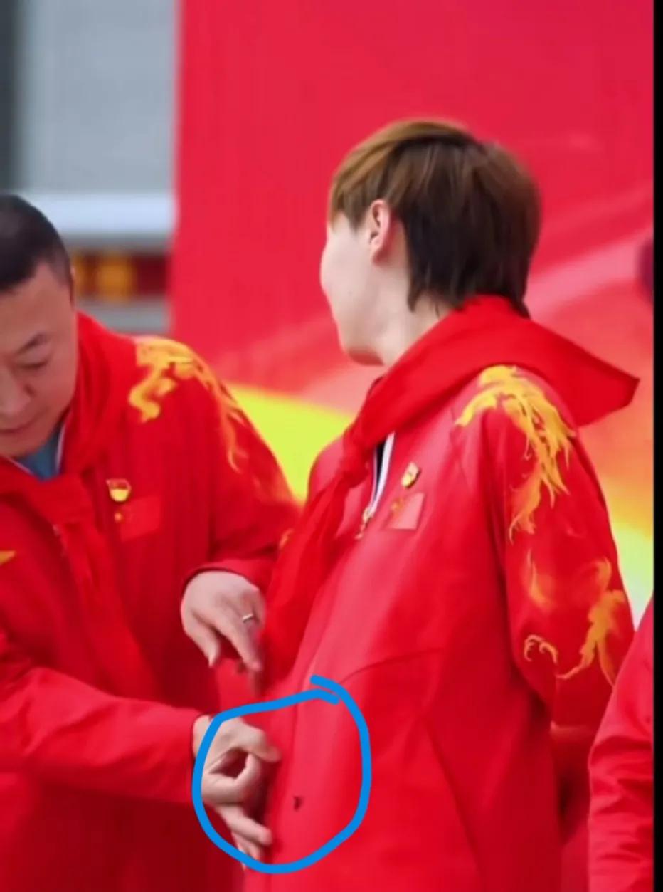 我是一个虫子，本想在这群奥运冠军身上沾沾光，谁知道刚爬在身上就被一个擅长用右手的