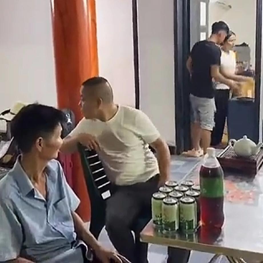 小潘和小秋在河口检查完身体，带着的粉丝网友从中国云南河口一起回到了越南小舅子家，