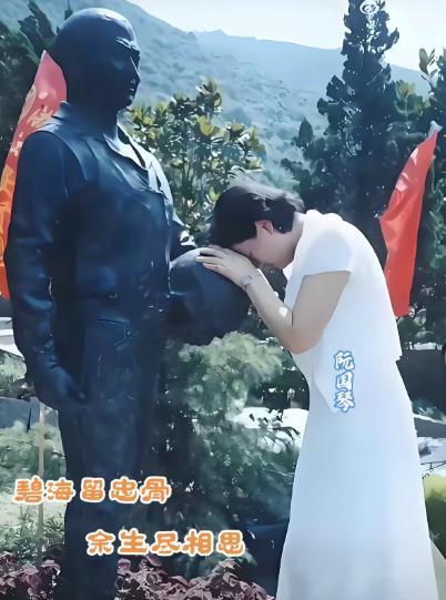 2003年，王伟烈士妻子阮国琴在丈夫铜像前久久不愿起身，泪流满面，至今未改嫁，后