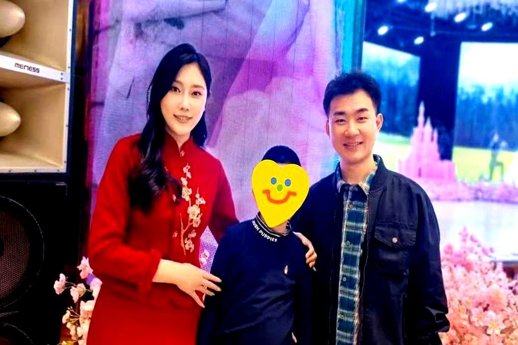 郭德纲的干儿子陶阳终于露面了，回门宴照片一传出来，评论区直接炸了锅。
 
你看那