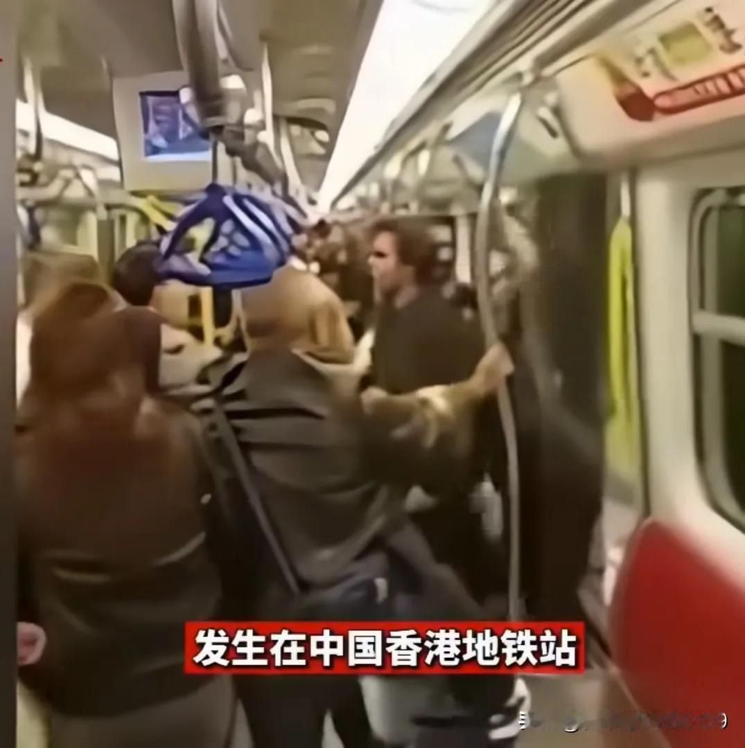 网传一段香港地铁站冲突视频引发讨论：三名醉酒人员与一名19岁中国女孩发生碰撞后，