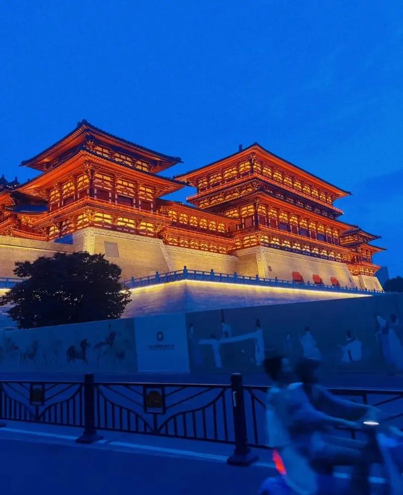 离开洛阳一个星期后的反思
洛阳的公交车跟红绿灯好可爱
出租车师傅也特好，穿上汉服