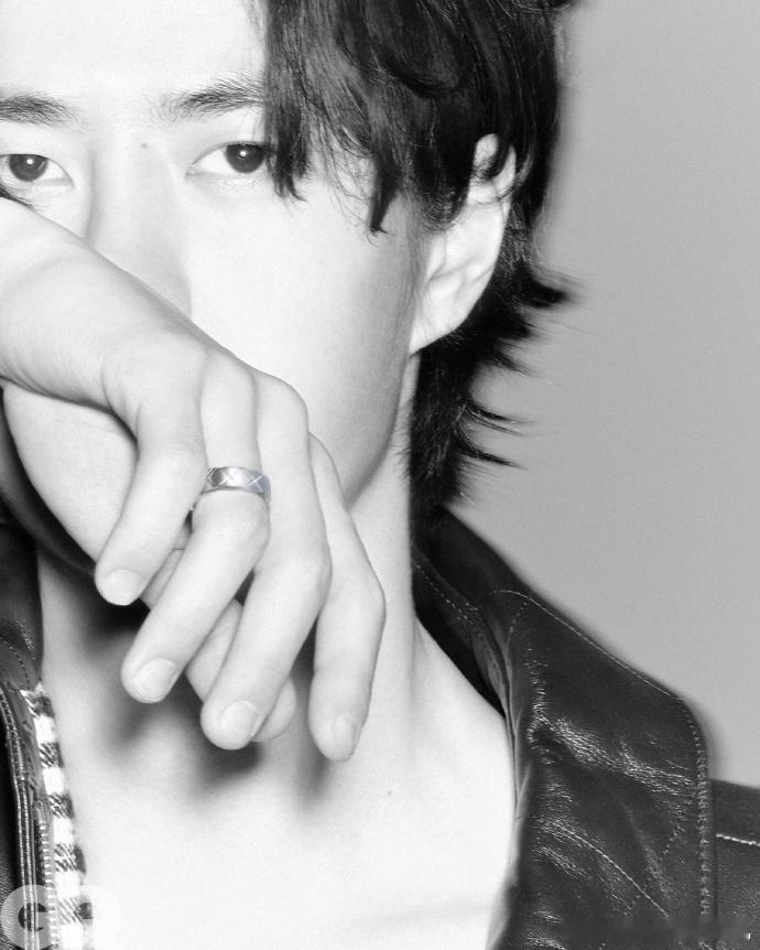 王一博杂志摄影任申云王一博制片金高银王一博杂志摄影任申云，王一博制片金高银，咱就