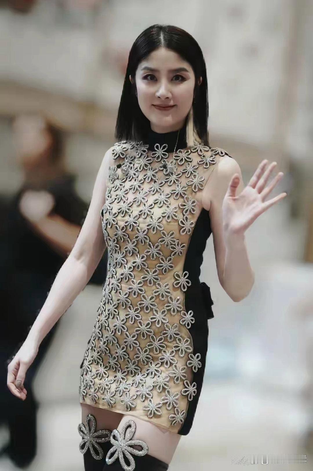 陈慧琳穿上漂亮衣服，看起来既优雅又迷人 