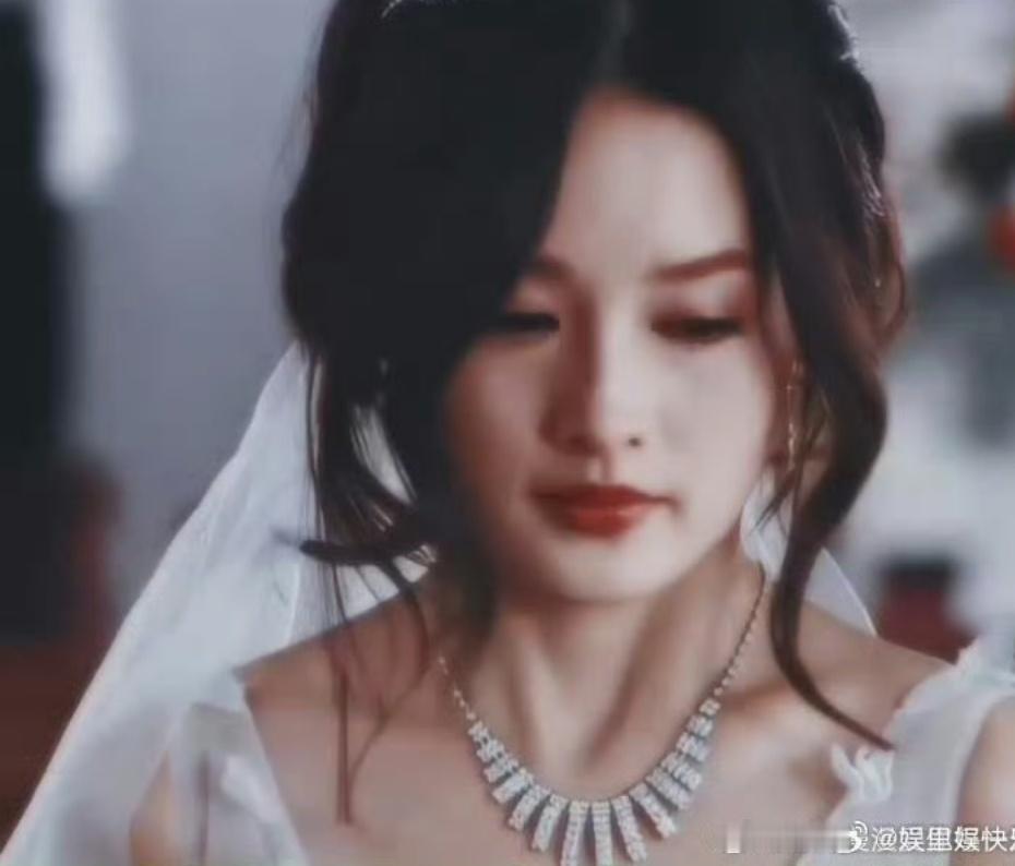 李沁哭戏李沁哭戏那叫一个绝！眼眶泛红，泪水在眼中打转，仿佛下一秒就要夺眶而出，瞬