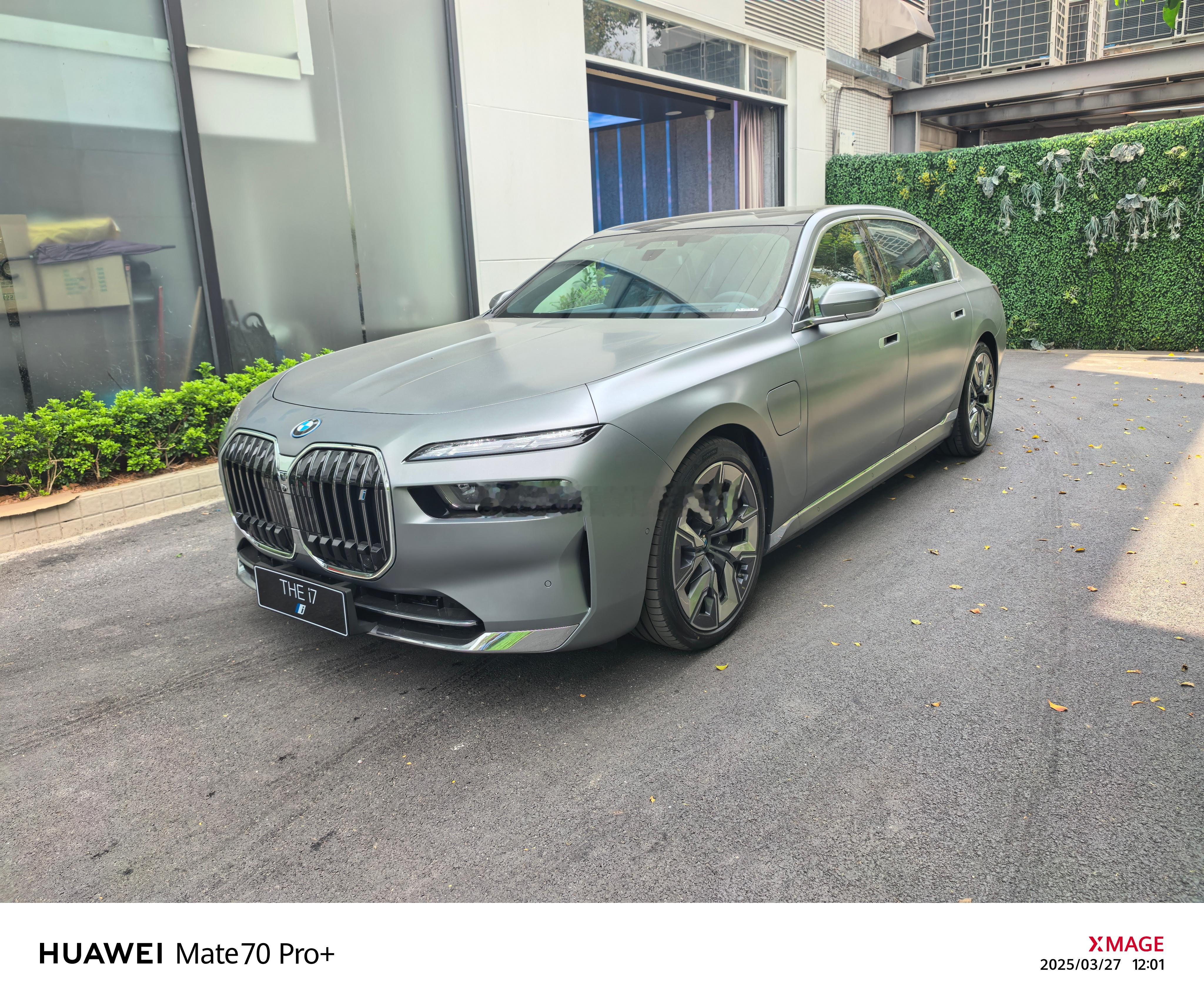 i7 xDrive60L 豪华套装指导价:1459000外观:C5A磨砂纯灰色内