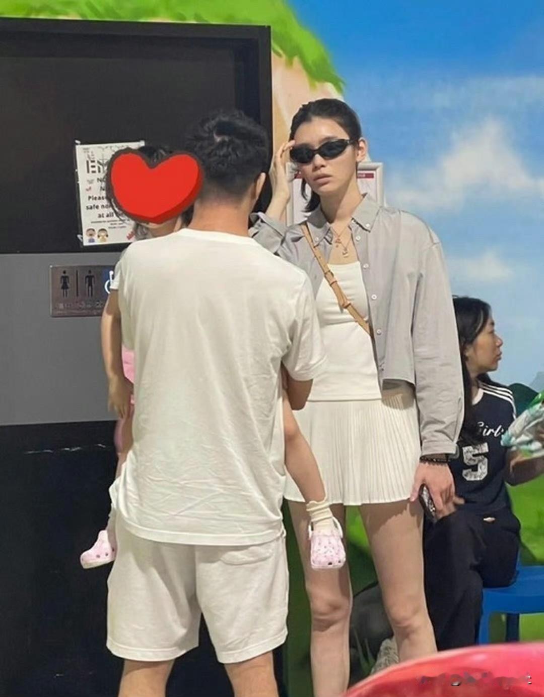 在澳大利亚偶遇奚梦瑶和何猷君一家人度假，两口子正陪着女儿玩。奚梦瑶在人群里非常扎