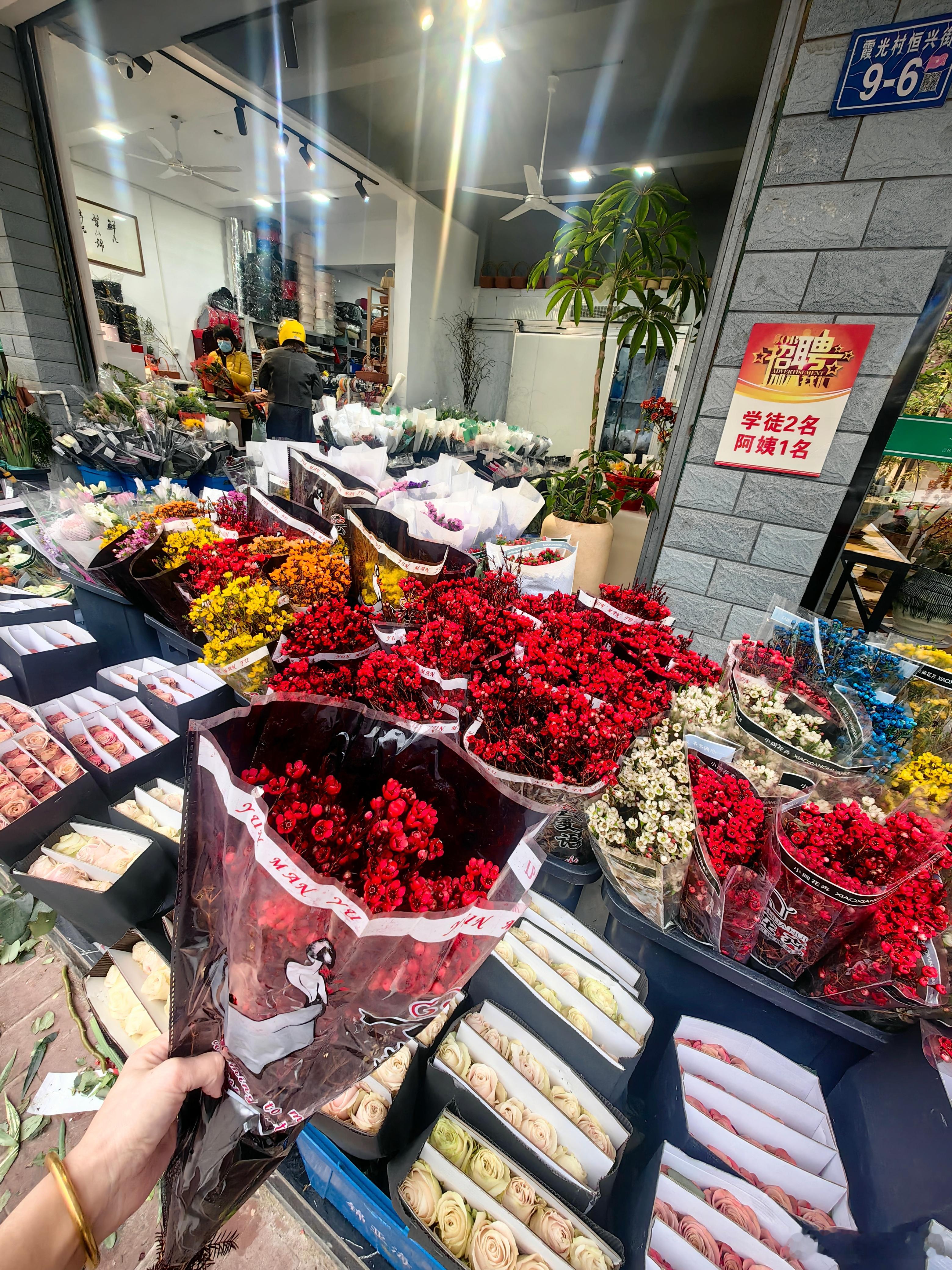 打扫完家里，新年气氛布置清楚出来花市买花🌹，花团锦簇的热热闹闹抱了几束好看的花