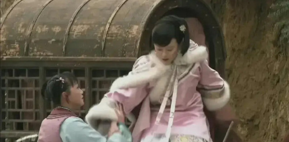 甄嬛与果郡王重逢时，她们的服装非常华丽。 ​​​