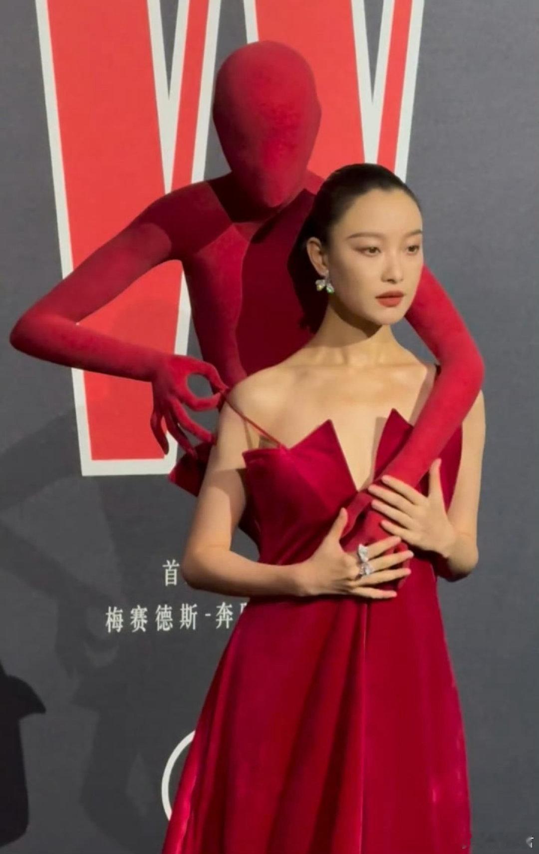 迪丽热巴倪妮裙子来自同一品牌W盛典红毯最精彩的两位，迪丽热巴倪妮裙子来自同一品牌