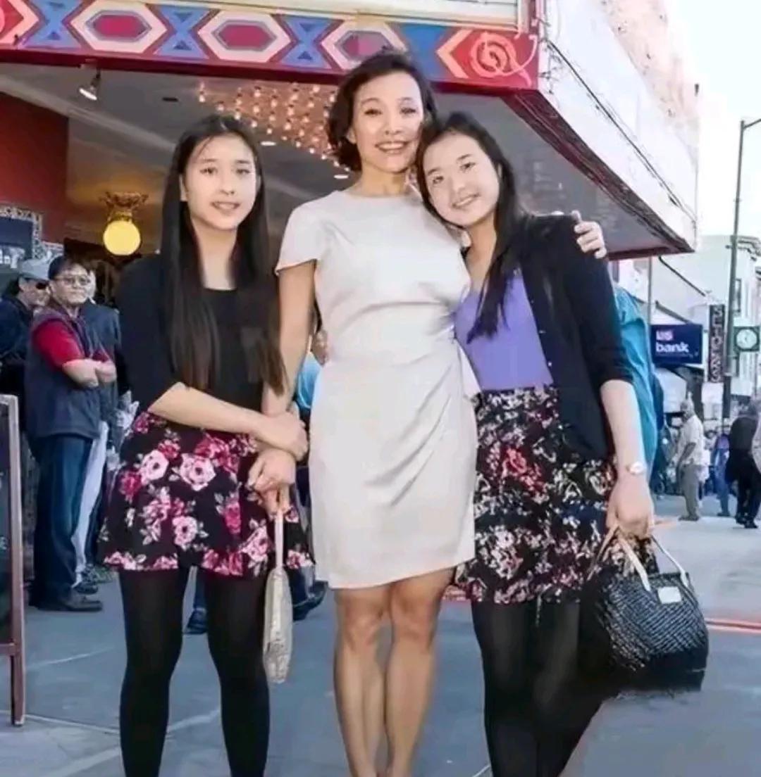 看了陈冲和两个女儿的同框
我觉得，生两个女儿比生两个儿子
生女儿不用操心那么多
