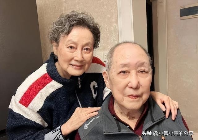 著名电影表演艺术家向梅都89岁了，看她自然优雅的样子很大气，精神矍铄，状态和心态