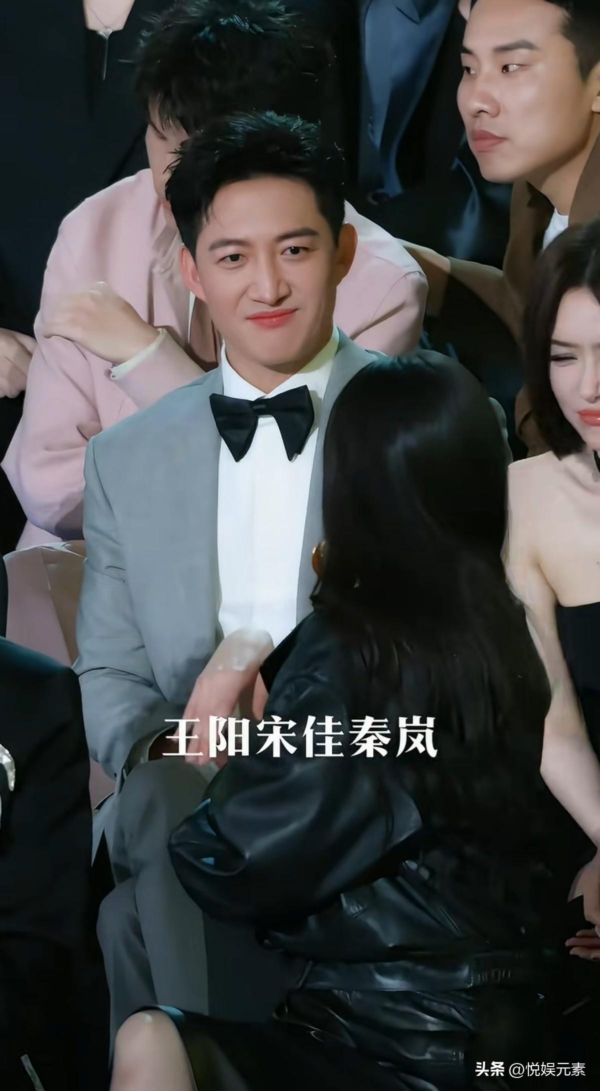 他仨真养眼呀，看把王阳得意的，被美女包围的感觉真的很爽。[呲牙][呲牙]