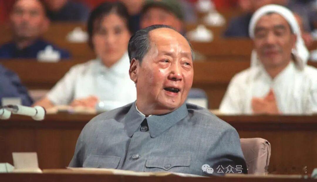 【毛主席为什么拒游黄山】上世纪五十年代初，毛主席外出考察，与张治中同乘专列途经安