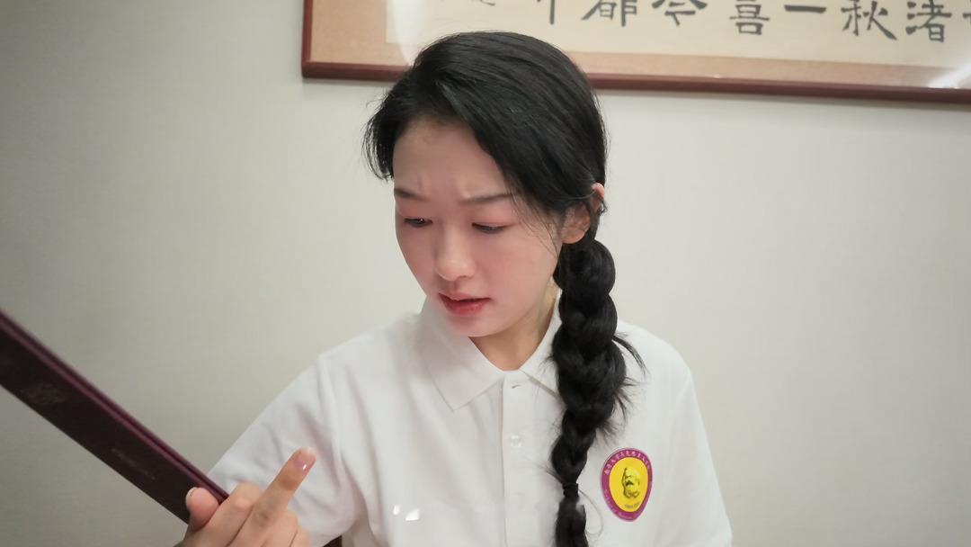 摆拍我的双证，指甲突然劈了，由此诞生旷世神作 