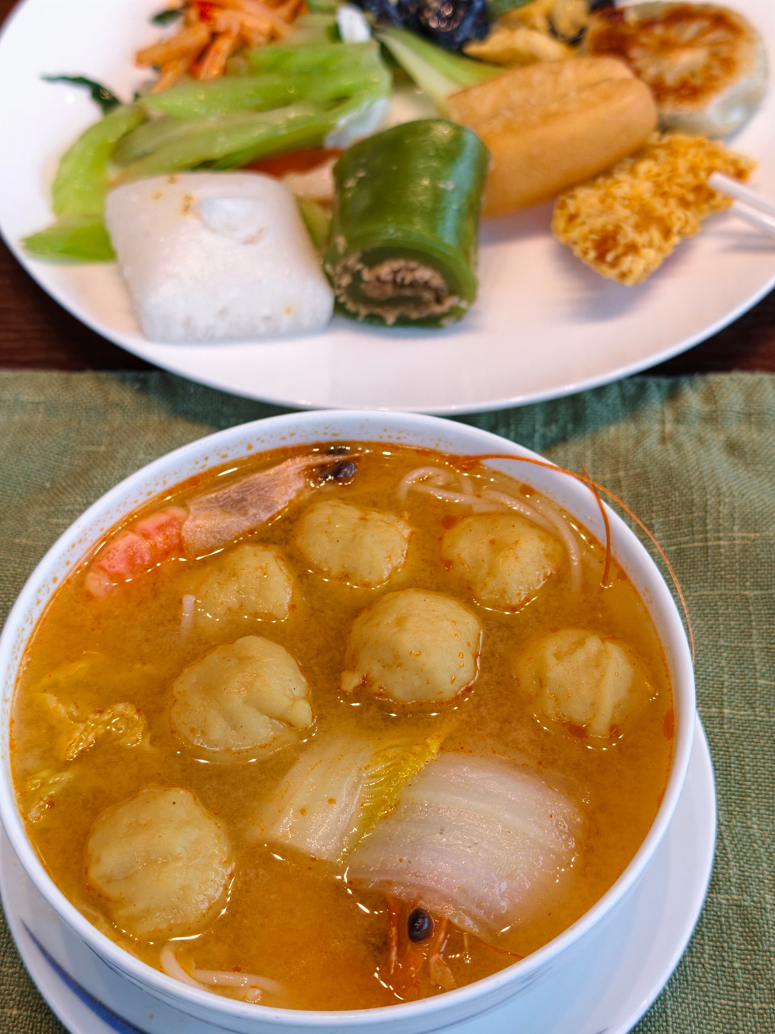 黄晓明在海南陪父母过年 看到黄晓明这桌年夜饭我自己吐槽一下今年海南找一个好吃的馆