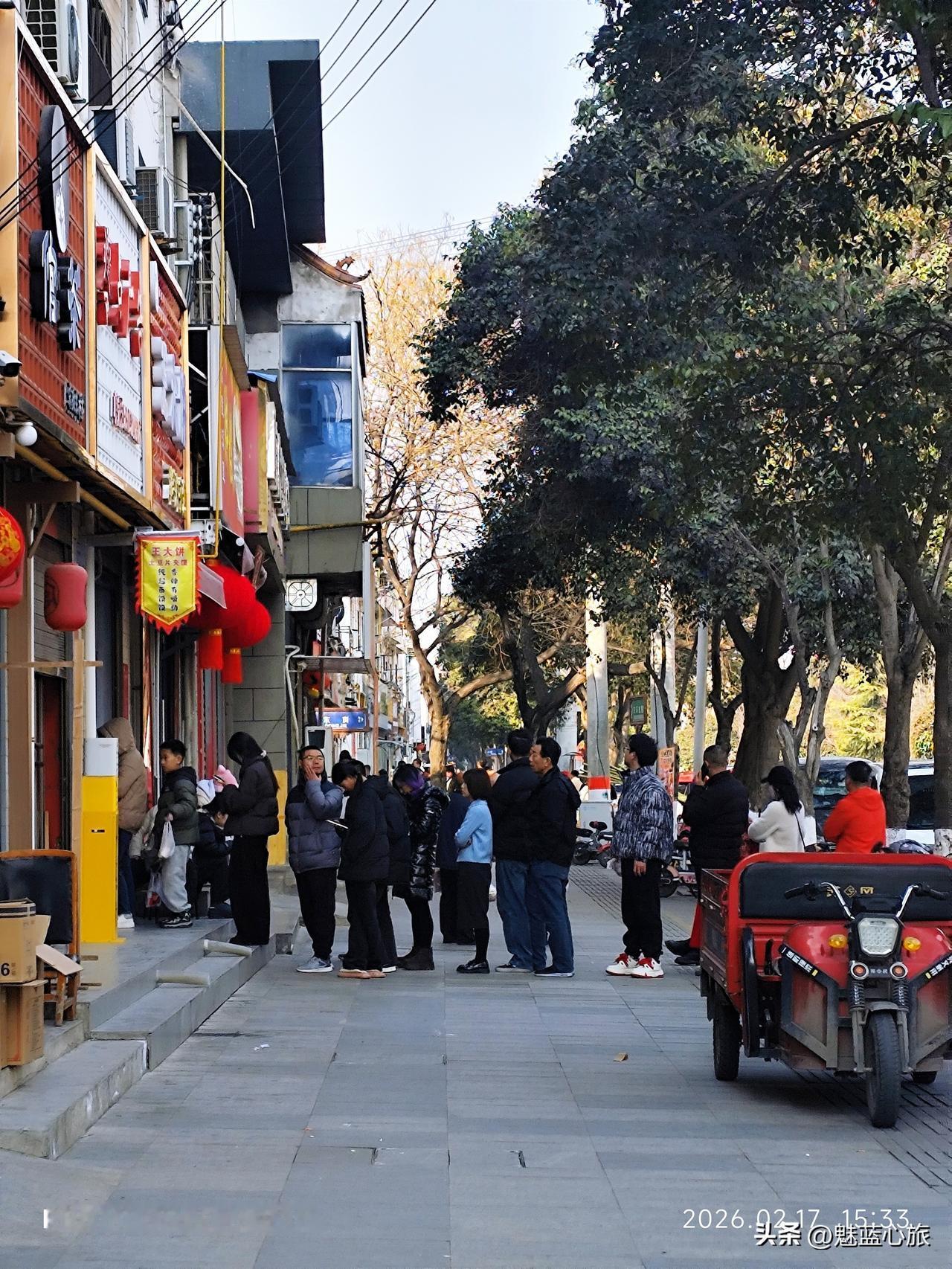 过年真叫没事做，大年初一在高陵排队，等一口土豆夹馍。
过年第一天在去了河堤路，然