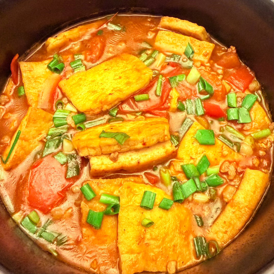 解锁新美味——番茄豆腐煲红彤彤的一锅，光是看着就勾人食欲。豆腐吸饱番茄汤汁，味道