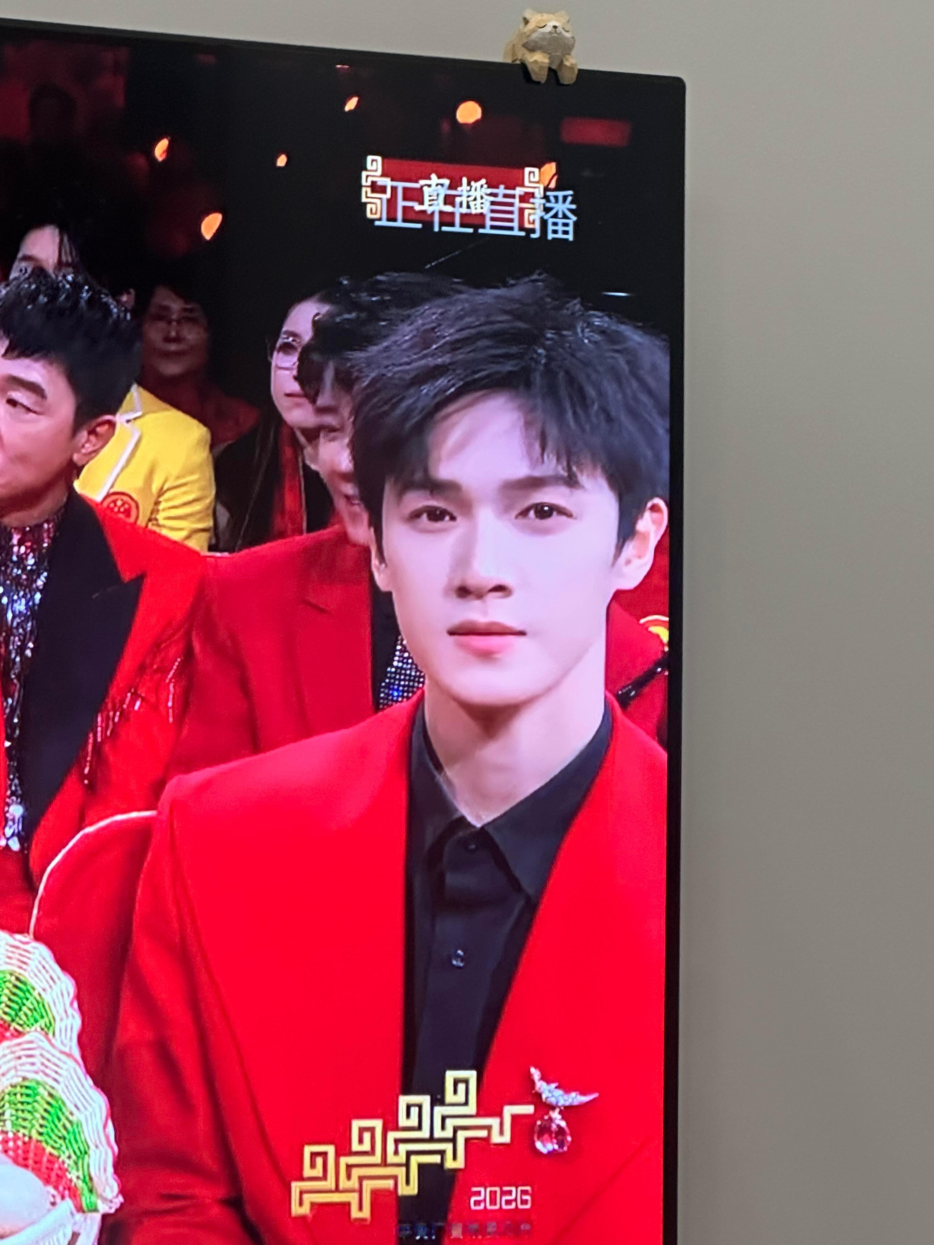 春晚镜头一直拍李昀锐360度无死角的帅红色西装真的太精神啦！ 