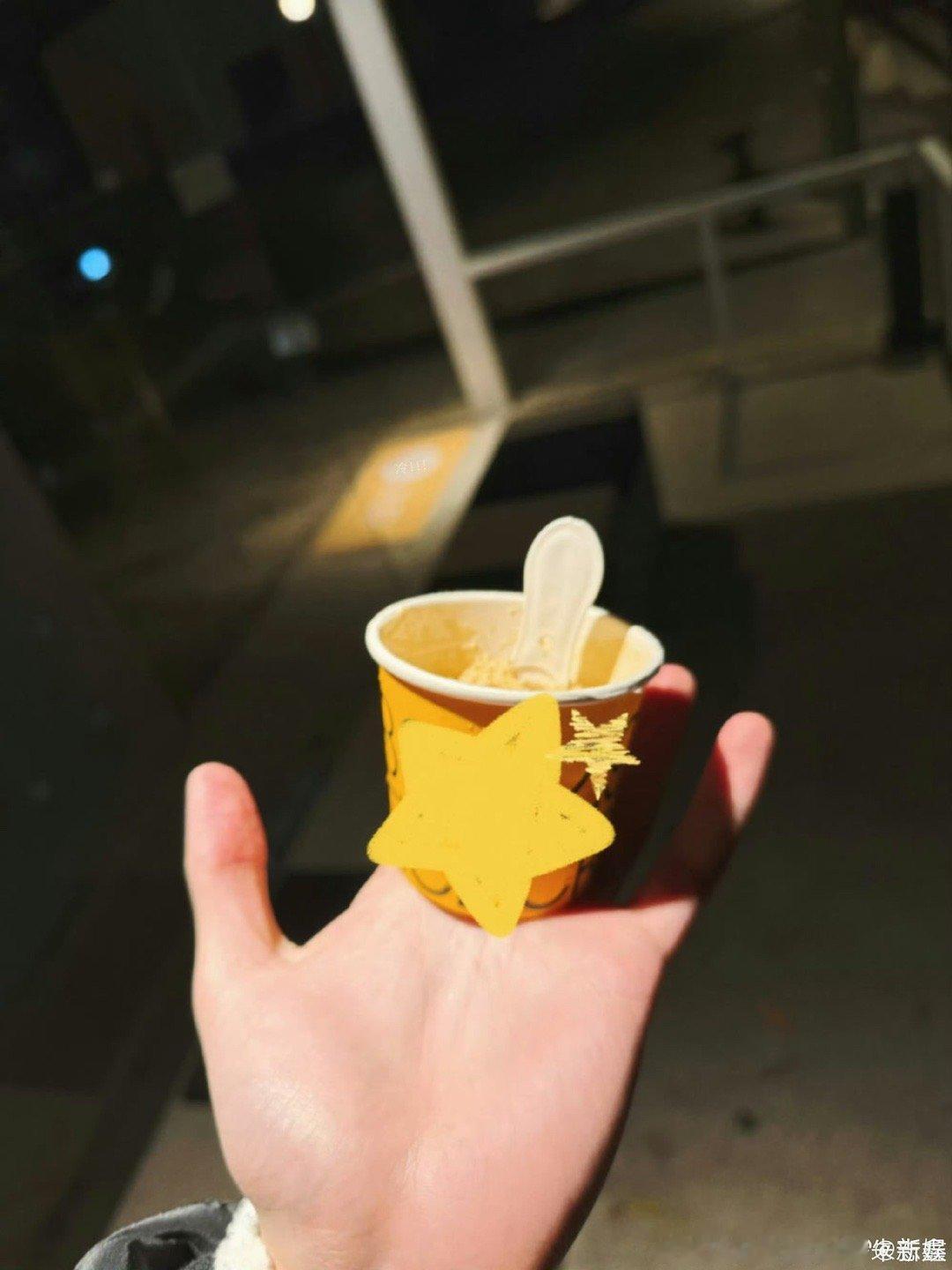 朱志鑫冬天吃冰酷帅boy上线!暗戳戳地漏出耳骨钉，还有藏字“冷”!是冬天也爱吃冰