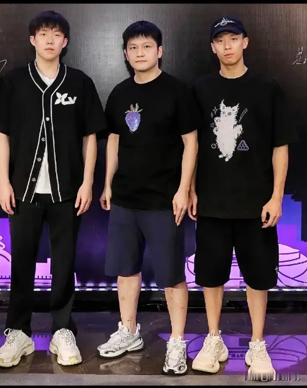 仔细看，左边是潮范儿十足的王楚钦，中间的是疏眉朗目，皮肤白皙的樊振东。而站在右边