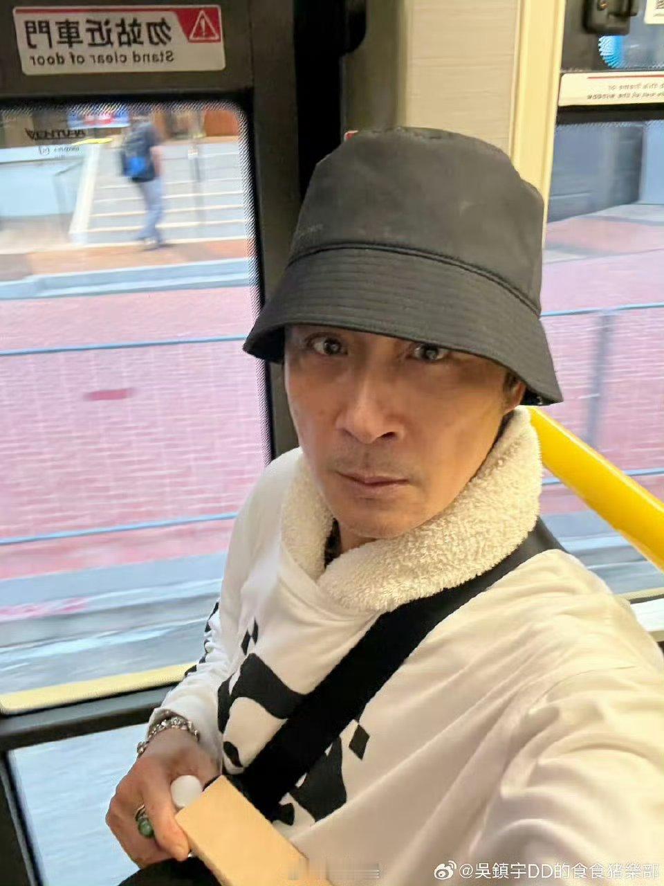 吴镇宇刷老年卡被质疑 1961年，比马云还大三岁，今年63岁的吴镇宇，用“老年卡