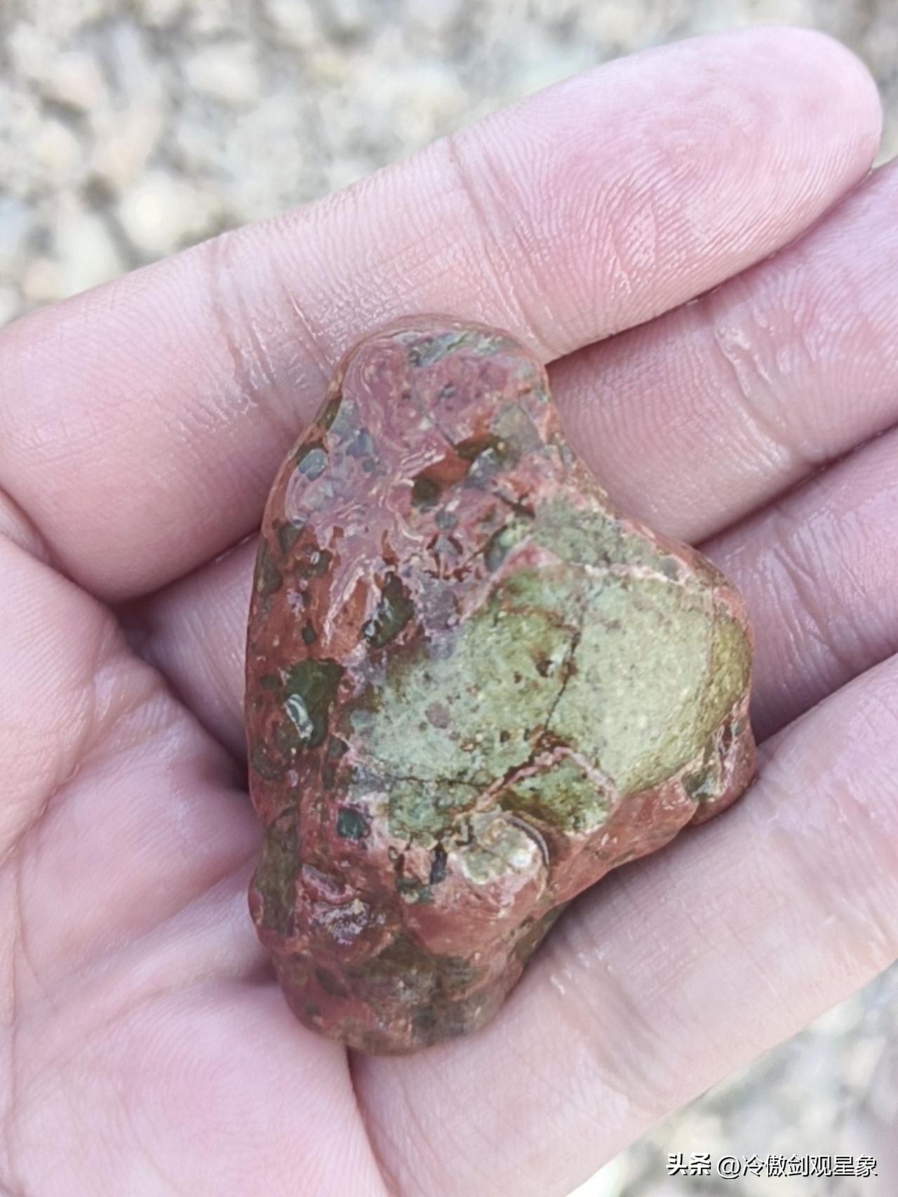 我在呼玛河捡的石头，应该是当地的草化玉，价值不高，但很漂亮。