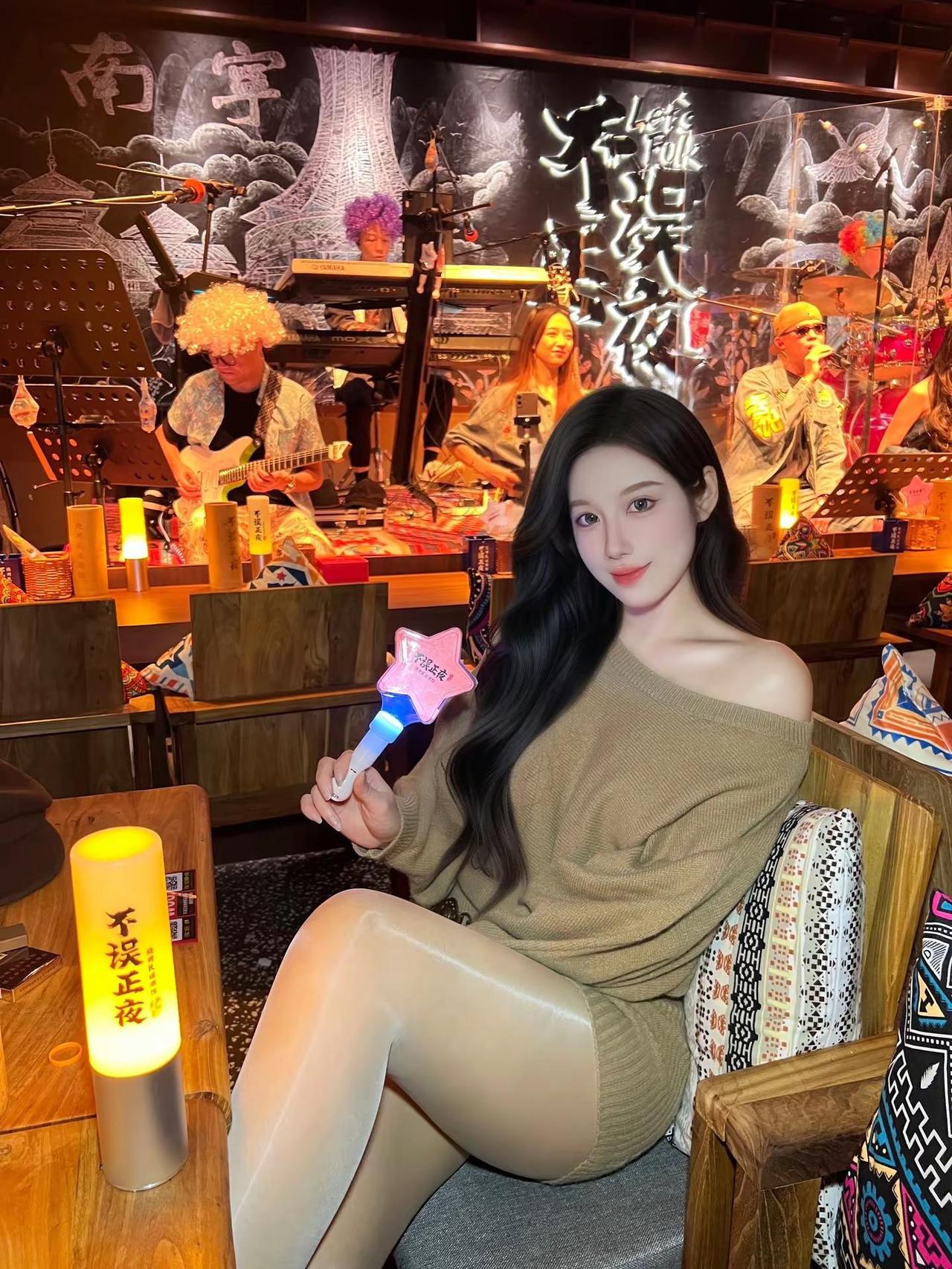 今晚就要“不误正夜” 挂满天花板的灯笼🏮仿佛置身于不夜城中暖黄的灯光氛围感让人