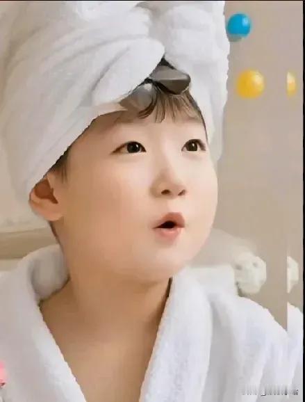 谁家的小娃娃
这么可爱呀！
醉了国人
醉了天下
醉了乒乓
醉了朝霞……

她才是