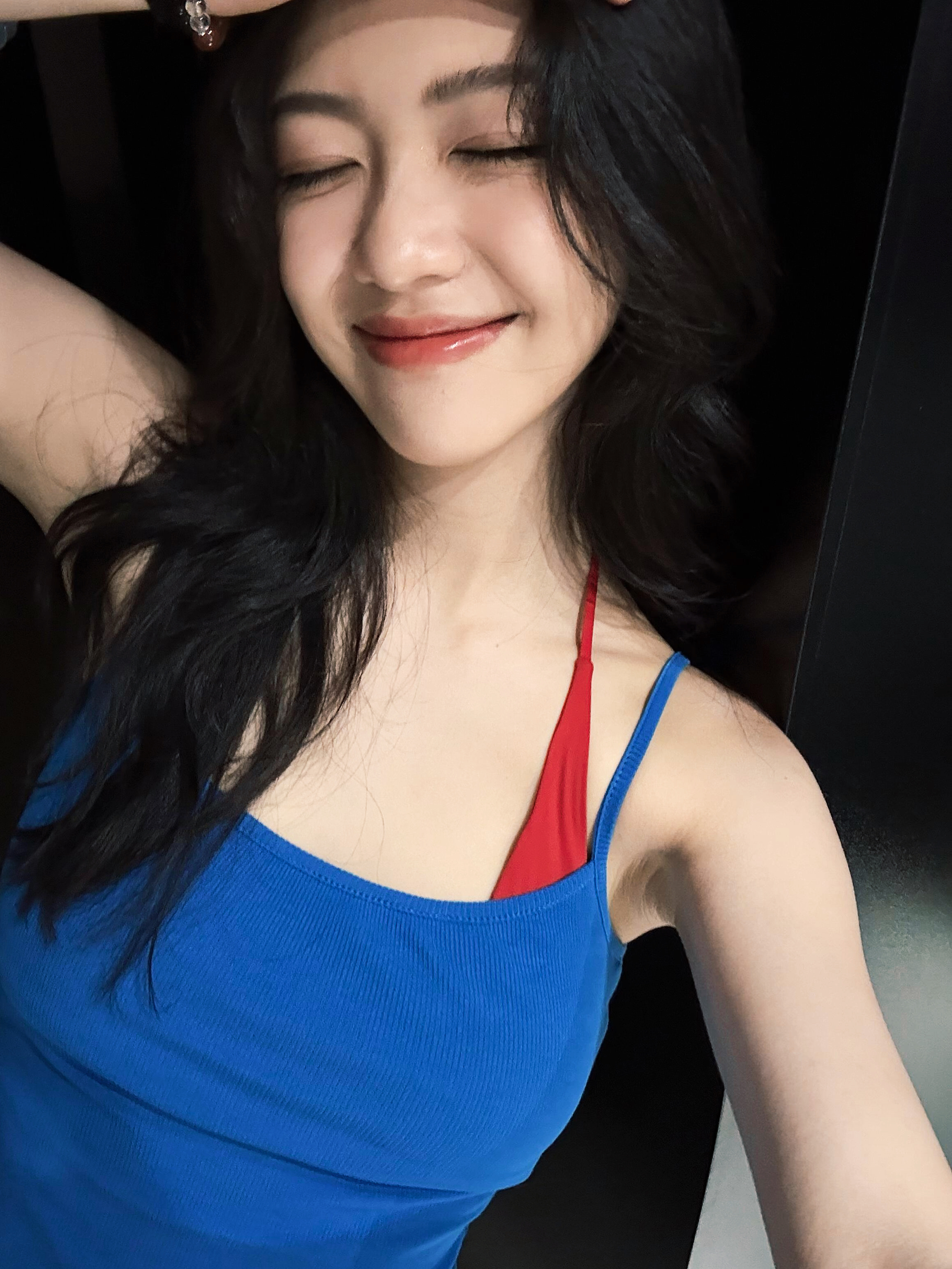 向涵之 x 蓝红双吊带穿搭～美丽性感