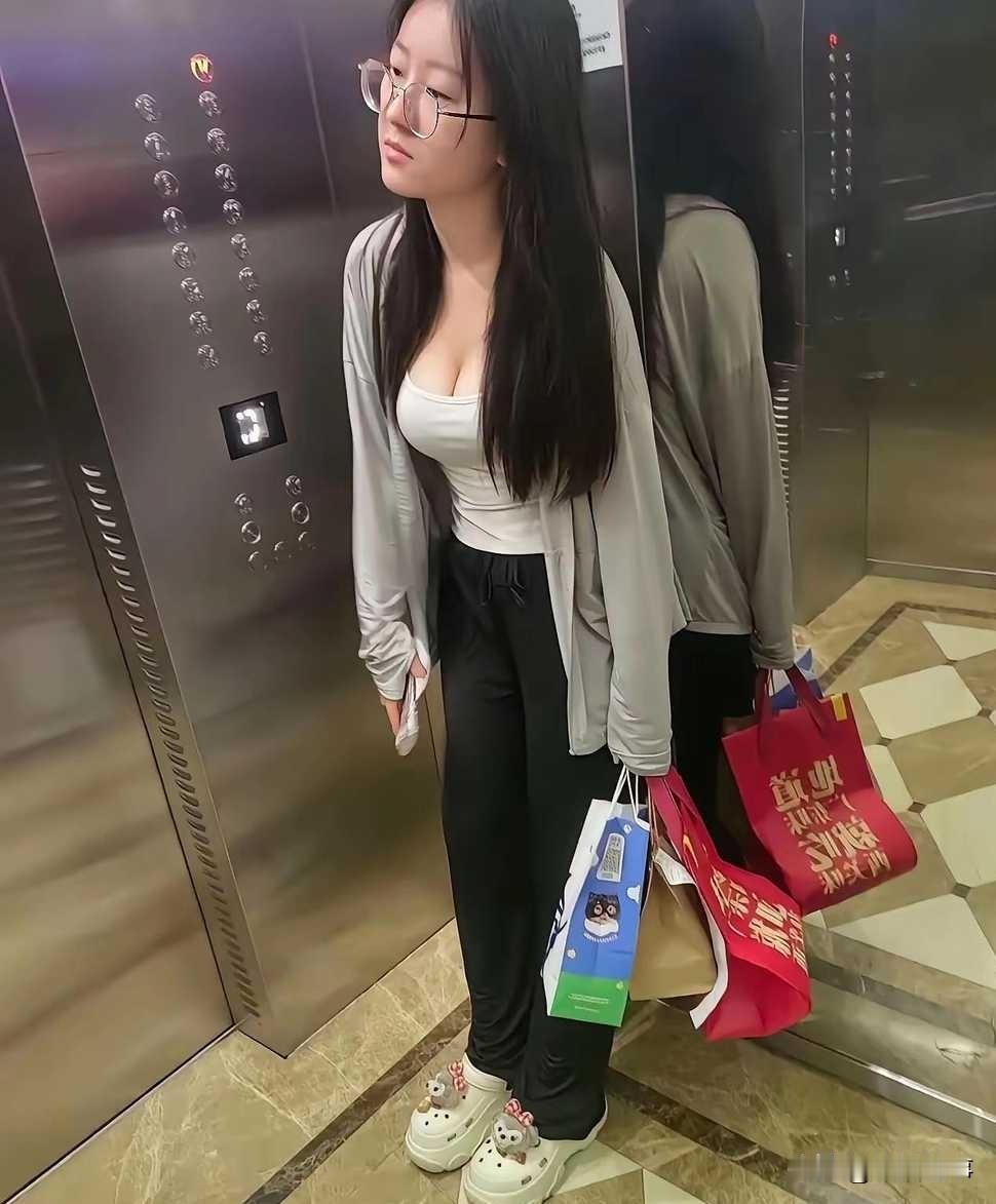 现在的年轻人没一个会做饭的，一日三餐都是点外卖。