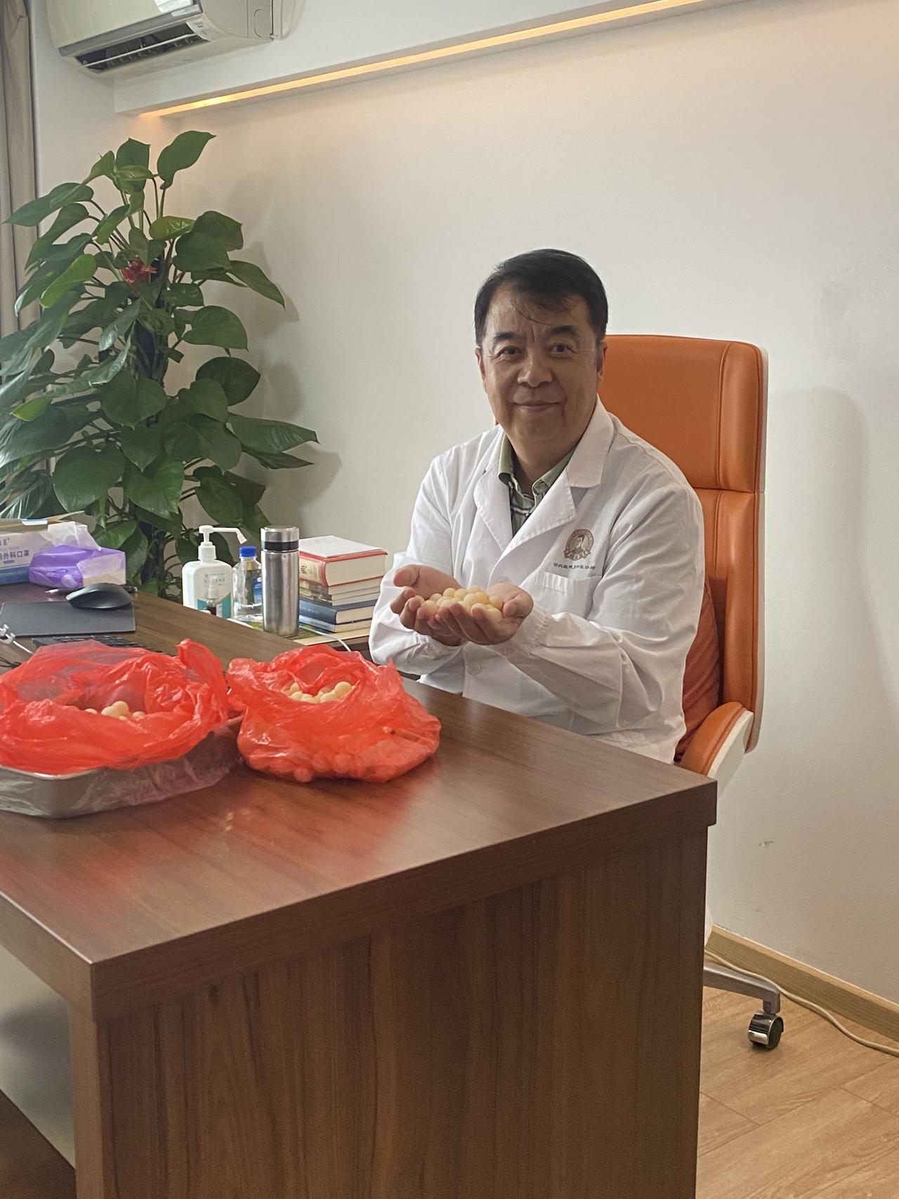 从医四十多年，我越来越相信医缘。这些年我接触了几十万人，每天人来人往，有愁眉苦脸