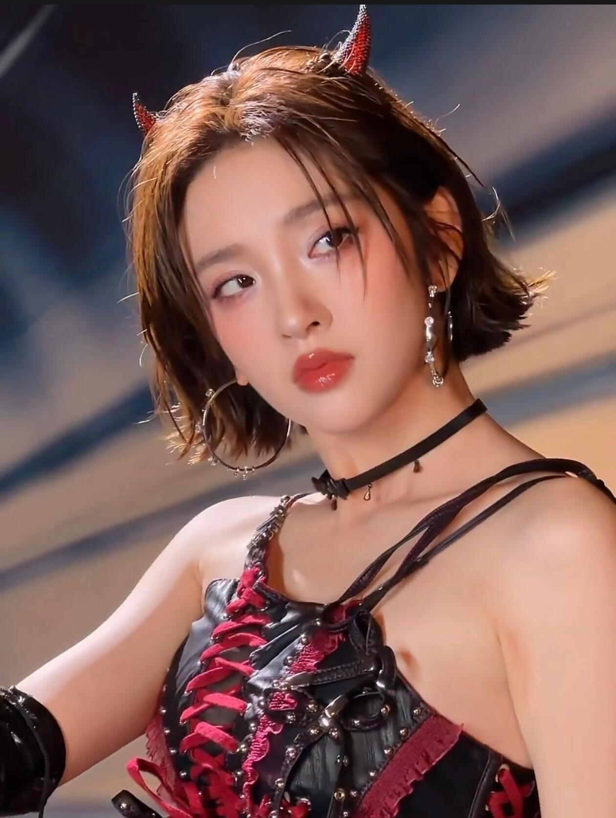 唐艺昕此身从此分明了看出来啦，唐艺昕面对《Boom Boom Girl》很无奈。