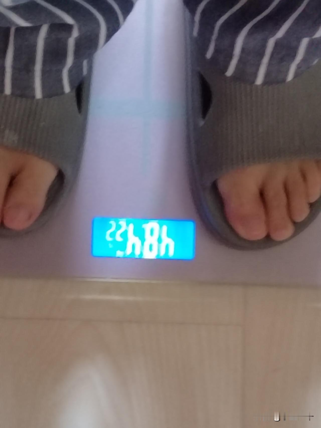 昨天邻居说你看你瘦的，你还没俺家十二岁的大孙子重吧， 他都一百一二了，我还不服气