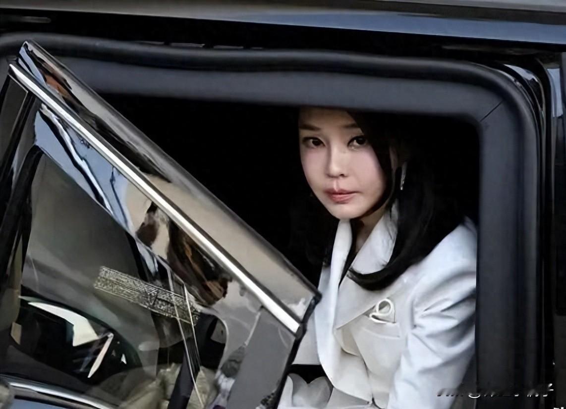 前总统夫人承认收礼遭拘，奢侈品引反腐风暴，后续动向牵动舆论。

韩国前总统尹锡悦